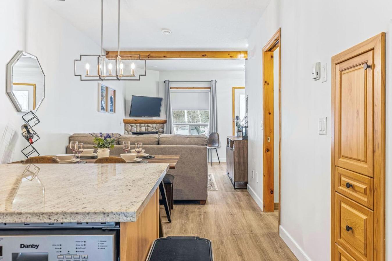 Scenic 2br Haven With Mtn Views Near Dt Banff Holiday home *