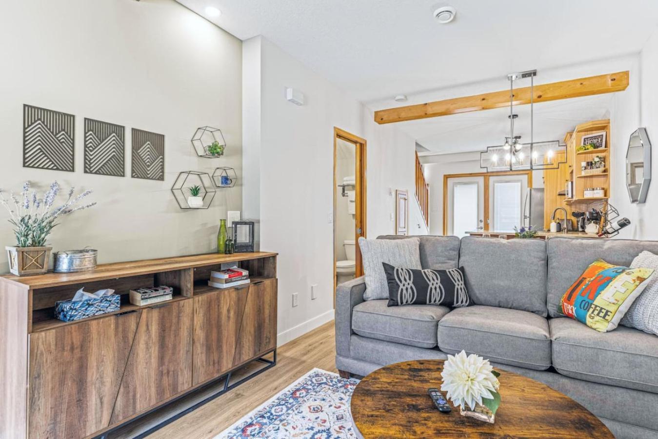 Scenic 2br Haven With Mtn Views Near Dt Banff