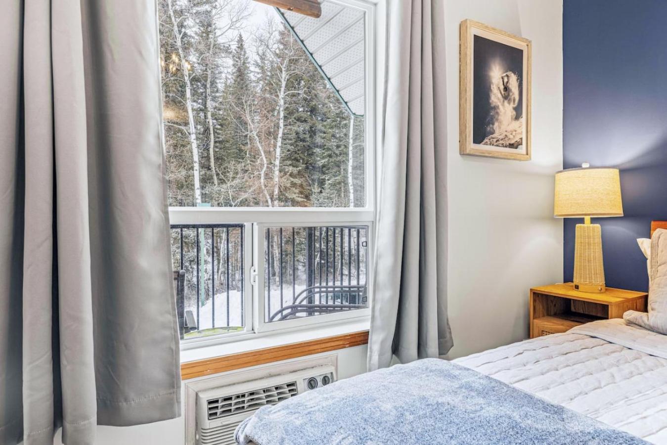 Scenic 2br Haven With Mtn Views Near Dt Banff