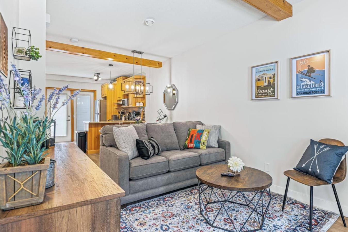 Scenic 2br Haven With Mtn Views Near Dt Banff Holiday home